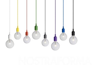 Acht hangende design-lampen met glazen bollen en gekleurde fittingen: wit, geel, rood, groen, zwart, paars, blauw en zwart.