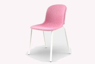 Roze stoel met gevoerde zitting en rugleuning, witte metalen poten, moderne vorm.