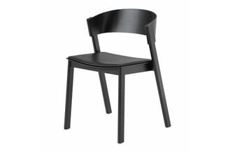 Zwarte stoel met houten zitting, gebogen rugleuning en vier houten poten op witte achtergrond.