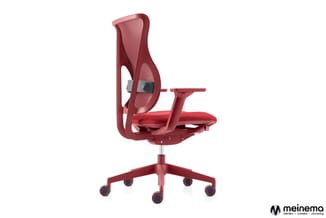 Rode ergonomische bureaustoel met mesh-rugleuning, gestoffeerde zitting, verstelbare armleuningen en vijfpotige wielbasis.