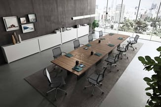 Moderne vergaderruimte met lange houten tafel, zwarte ergonomische stoelen, witte kasten, grijze tapijt en uitzicht op skylin