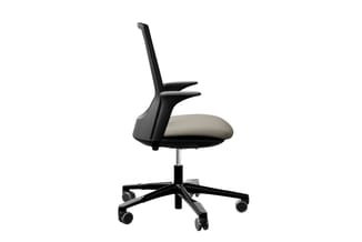 Ergonomische bureaustoel met grijs zitgedeelte, zwarte mesh-rugleuning, verstelbare armleuningen en zwart vijfwielig onderste