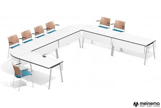 U-vormige vergadertafelopstelling met witte tafelbladen, zilveren poten, houten stoelen met blauwe zitting en zwarte armsteun