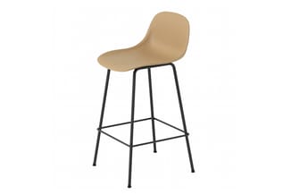 Barkruk met beige kunststof zitting en zwart metalen pootenkruis met voetsteun, tegen witte achtergrond.