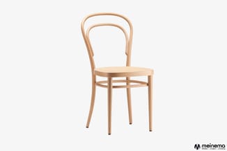 Houten stoel met gebogen rugleuning, rond zitgedeelte en houten onderstel op witte achtergrond.