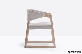Houten stoel met grijze stoffering, gebogen rugleuning en zitoppervlak, modern design, tegen witte achtergrond.