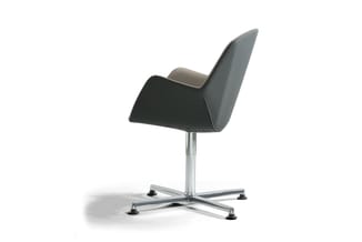 Moderne bureaustoel met zwarte bekleding, grijze accenten, chromen voet en kruisvoetconstructie op wielen.