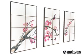 Driedelige raamwerk wanddecoratie met roze bloesembloemen op takken, grijze aluminium profielen, modulair opstelbaar.