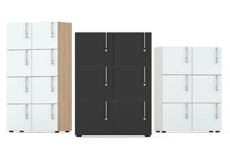Drie modulaire kasten in wit, zwart en wit met houtaccent, elk met acht deuren en metalen handgrepen, gerangschikt naast elka