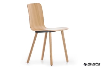 Houten stoel met gebogen rugleuning, naturel kleur, vier rechte poten, zwart accent onder zitting.