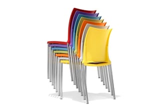 Stapelbare stoelen met gekleurde kunststof rugleuning (rood, paars, blauw, oranje, geel) en aluminium frame, op elkaar gestap