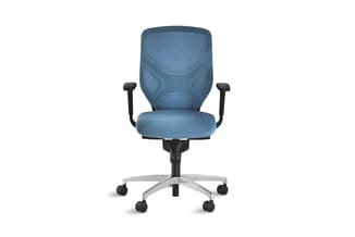 Blauwe bureaustoel met ergonomische rugleuning, zwarte armleuningen en zilveren voetkruis met wielen, frontaal gefotografeerd