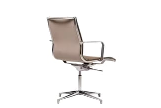 Moderne kantoorstoel met hoge rugleuning in beige stof, aluminium armleuningen en vierpotig aluminium voetsteun met draaifunc