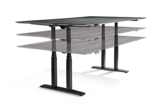 Moderne vergadertafel met zwart blad en zwart metalen onderstel, drie grijs houten legplanken voor opbergruimte.