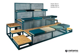 Modulair zitlandschap in tealjgroen met OSB-bladen, meshpanelen, kussens en trappen. Afmetingen: 100x160x207cm.
