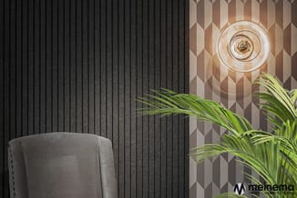 Moderne kantoor met grijze strepenvoering, beige diamantmotief behang, grijze fauteuil, messing plafondlamp en groene plant.
