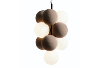 Hangende akoestische verlichting met acht stofferen bollen in beige en taupe tinten, onderling verbonden op zwart snoer.