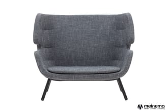 Grijze fauteuil met gewatteerde armleuningen en rugleuning, zwarte poten, frontaanzicht tegen witte achtergrond.