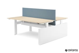 Elektrisch verstelbaar bureau met wit onderstel, licht houten blad en blauwe akoestische scherm. Zijkant zichtbaar met opberg