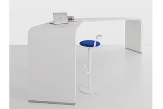 Witte akoestische werkplek met gebogen scheidingswanden, ergonomische bureaustoel met blauwe zitting, laptop en accessoires o