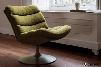 Groene draairotonde fauteuil met geplooide rugleuning op wit voetsteunblad, geplaatst bij raam met vensterbank in moderne kan