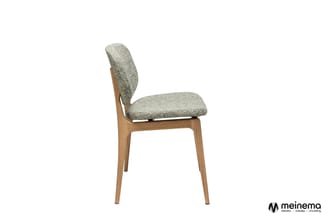 Houten stoel met grijsgroen gestoffeerde zitting en rugleuning, moderne vormgeving.