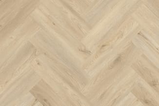 Visgraat parketlaag in lichte houtkleur met natuurlijke nerftekening en lichte vlekken.