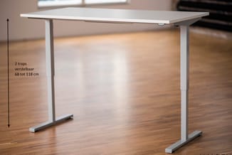 Wit zit-sta bureau met verstelbare trappes 68-118 cm, grijs onderstel, op houten vloer.