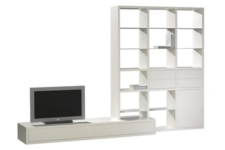 Witte tv-meubel-combinatie met tv-kast en hoge boekenkast met open vakken en gesloten laden, tegen neutrale achtergrond.