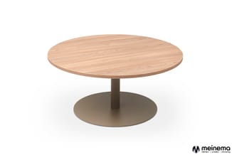 Ronde vergadertafel met licht houten blad en grijsgroene metalen voetplaat, centrale poot.