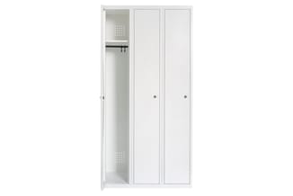 Witte garderobekast met drie deuren, linkerdeur openstaand met geperforeerde zijwanden en zwarte garderobe-rail.