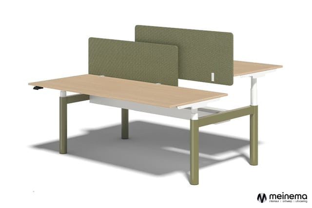 Zitgroep met twee houten bureaus, groen onderstel, grijze werkbladen en groene akoestische schermen.