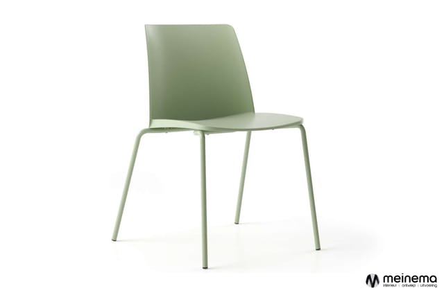 Moderne stoel in lichtgroen/saliekleur met ergonomisch gevormde kunststof rugleuning en zitting, op vier rechthoekige metalen