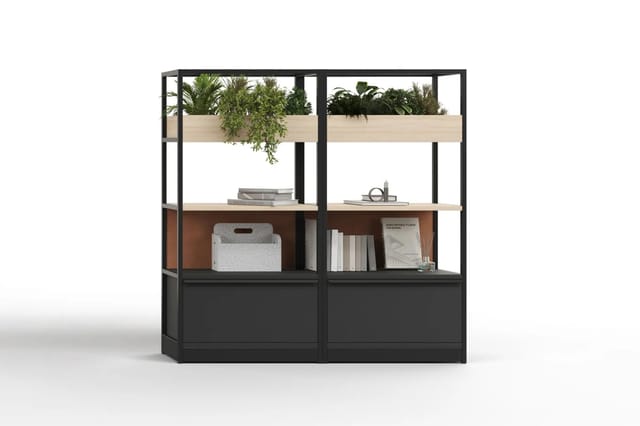 Modulaire boekenkast met zwart metalen frame, houten legplanken in natuurtint en bruin, plantenbak bovenaan, voorzien van ges