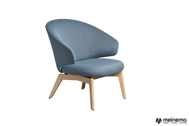 Blauwe lounge stoel met afgeronde rugleuning, zitting en houten poten in licht natuurtinten, tegen witte achtergrond.