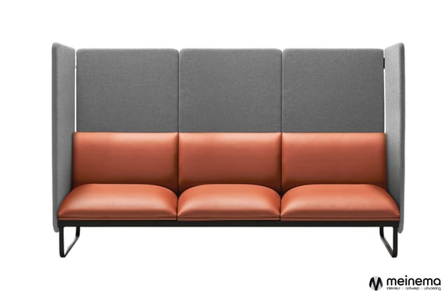 Moderne loungbank met drie zitplaatsen, grijs gestoffeerde rugleuning en zijpanelen, terracottarood leren zitting, zwart meta
