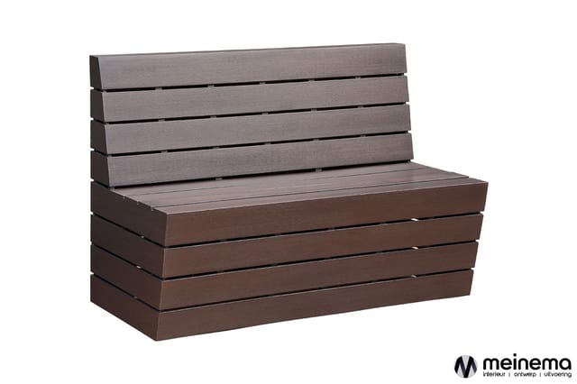 Houten loungebank met grijsbruine zitting en donkerbruine houten latten rug, modern design.