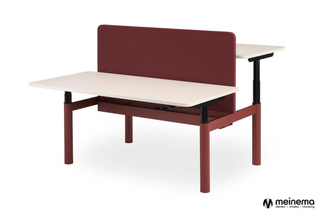 Elektrisch verstelbaar bureau met witte werkblad, donkerbruin frame, terugleunpaneel en scheidingswand, zwarte steunen.