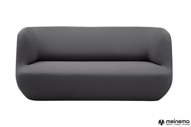Grijze lounge bank met afgeronde vormen en gestructureerde stofbekleding, frontaal gepositioneerd.