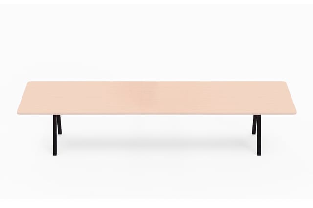 Lange houten vergadertafel met naturel blad en zwarte poten, bovenaanzicht.