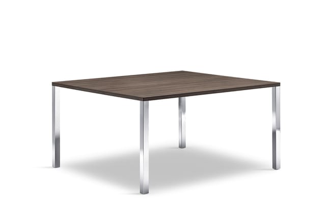 Vierkante vergadertafel met donkergrijs houten blad en vier zilverkleurige metalen poten.