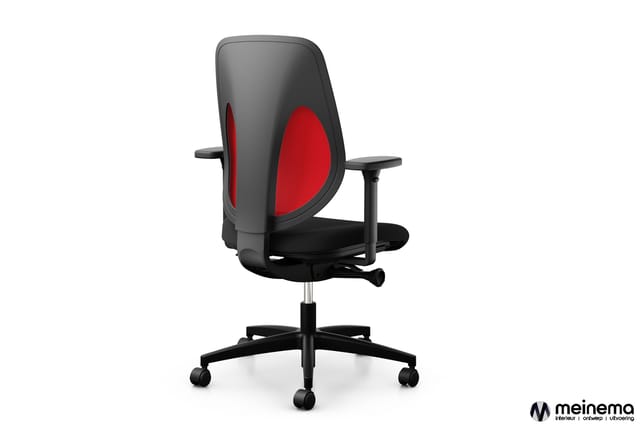 Zwarte bureaustoel met rood mesh rugwerk en zwart zit, armsteun en zwenkvoeten op wieltjes, frontaanzicht.
