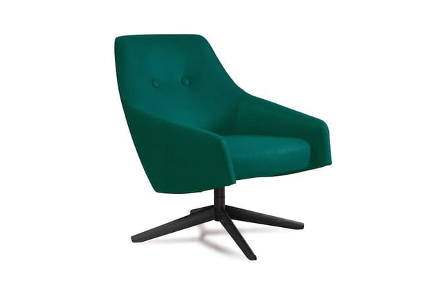 Groene draaifauteuil met ergonomische rugleuning en zwart kruisvoetonderstel, frontal gezien tegen witte achtergrond.