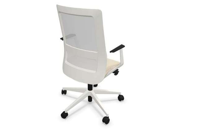 Witte ergonomische bureaustoel met mesh-rugleuning, beige zitting, zwarte armleuningen en wieltjes op wit voetenkruis.