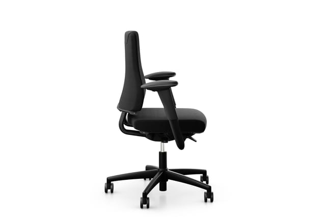 Zwarte ergonomische bureaustoel met hoge rugleuning, armsteunen en vijfwielonderstel op witte achtergrond.
