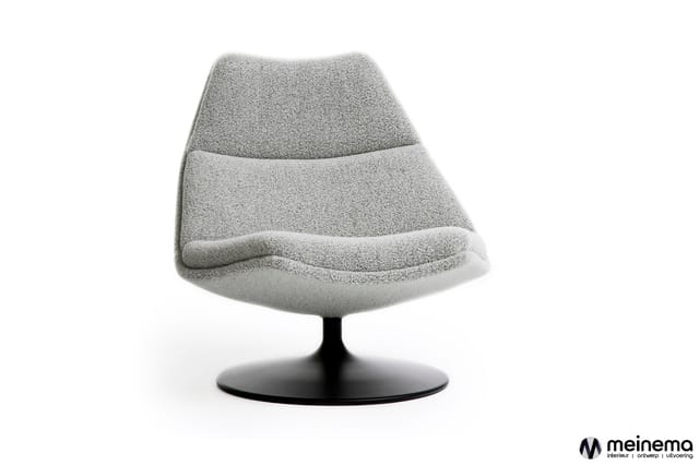 Grijze draaifauteuil met gewatteerde zitting en rugleuning op zwart voetsteunvoetstuk, tegen witte achtergrond.
