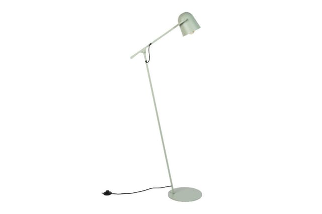 Staande leeslamp met groenig metalen voet, lange buisarm en kantelbare lampenkop op wit oppervlak.