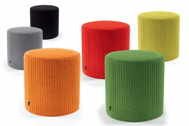 Zes cilindervormige poefjes in verschillende kleuren: grijs, zwart, oranje, rood, groen en geel-groen, met geribbeld stofoppe