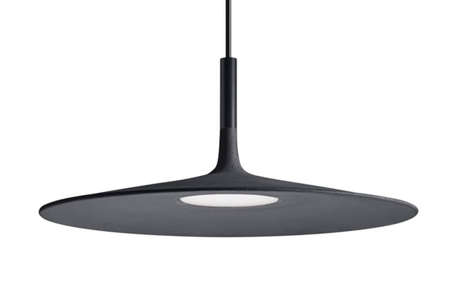 Zwarte hanglamp met schijfvormige kap en opening in het midden, minimalistisch design.