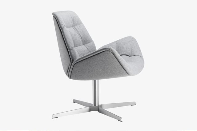 Grijze draaibare loungefauteuil met gestoffeerde zitting en rugleuning op stalen voetkruis, vooraanzicht.